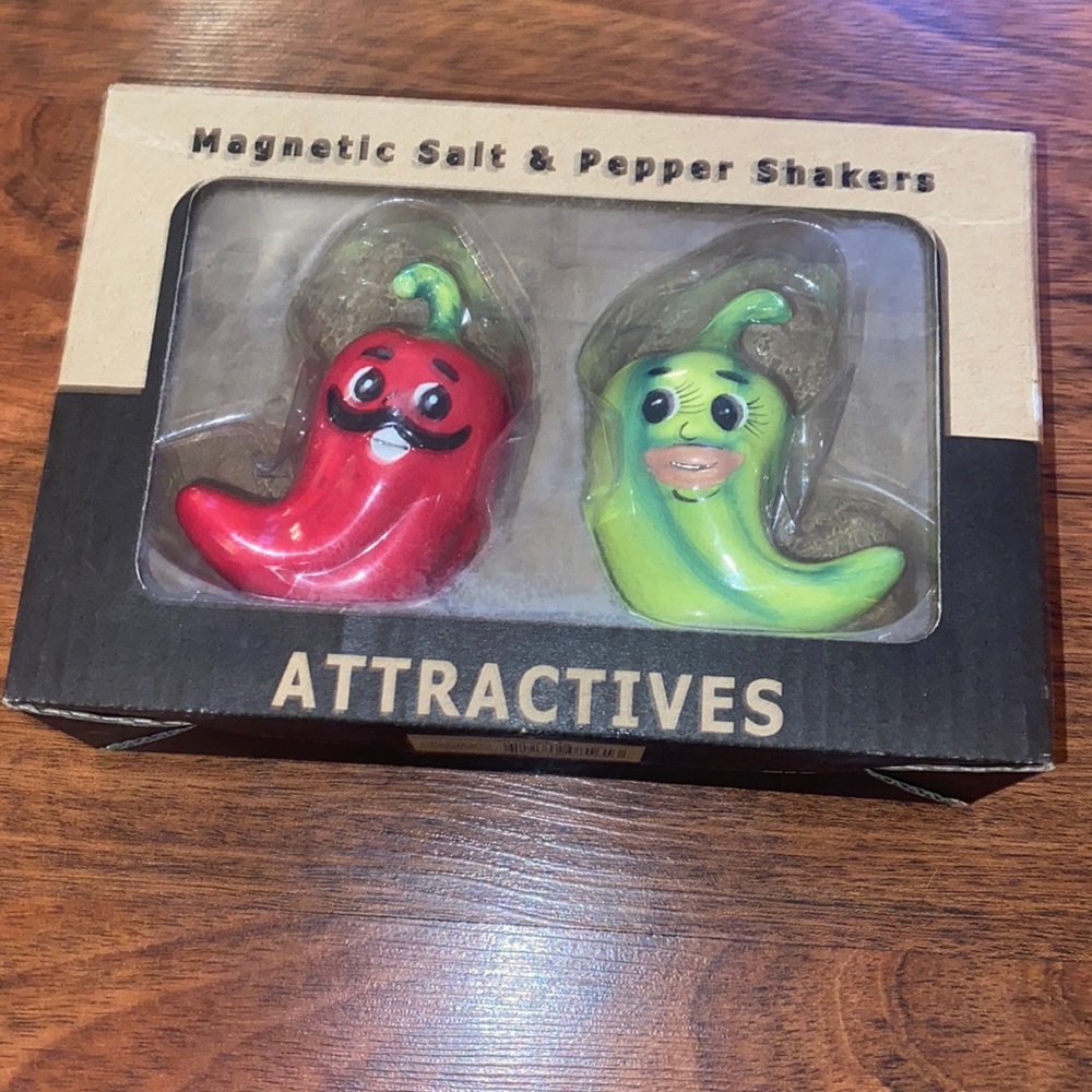 NEW Salt/pepper Shakers Magnetic Cute